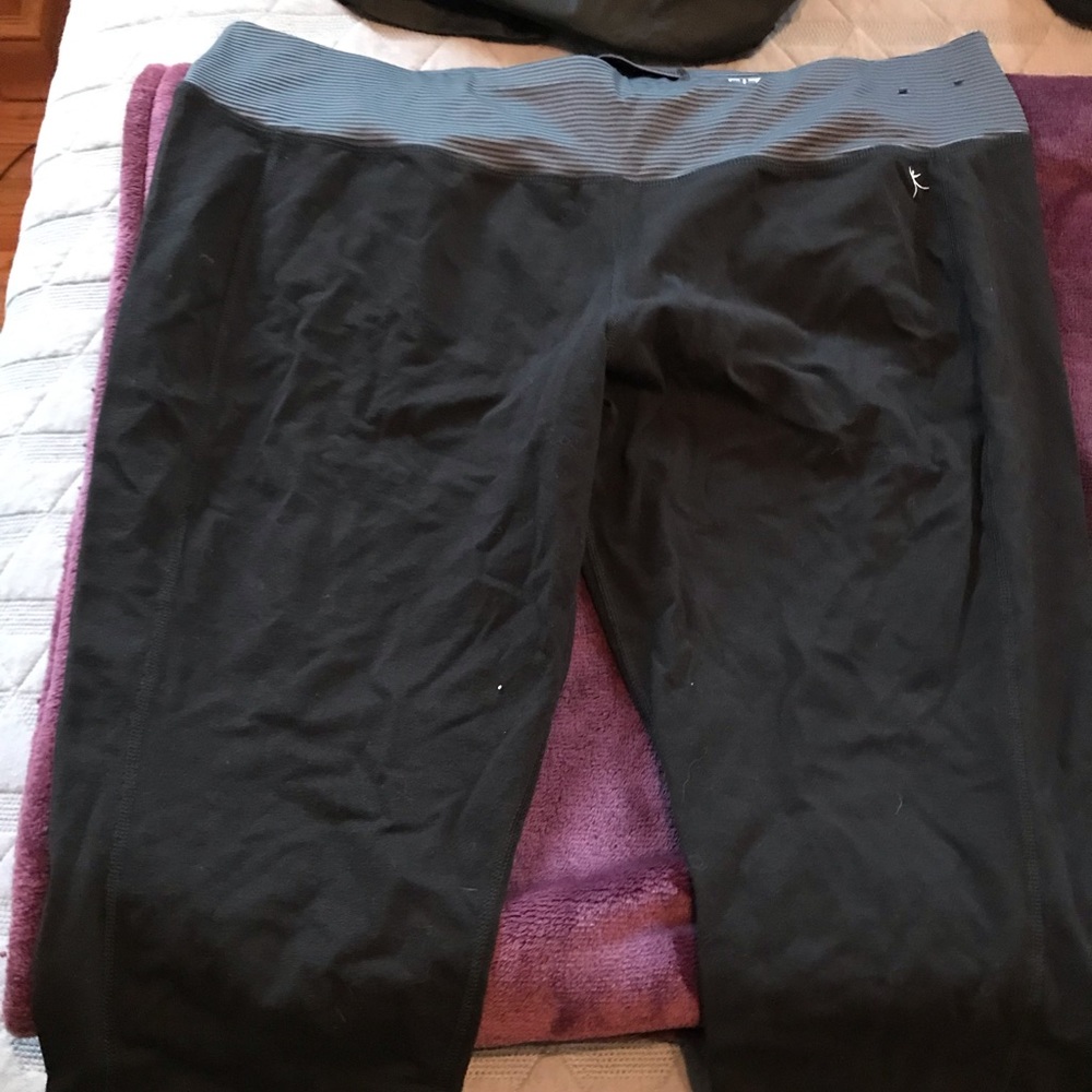 Black cropped yoga pants